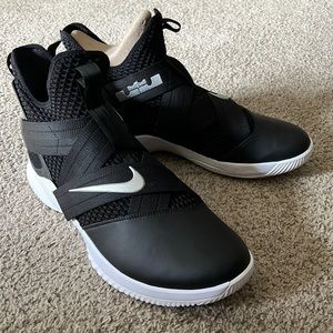 These are men’s nike shoes size 15. In very good condition and hardly been worn.